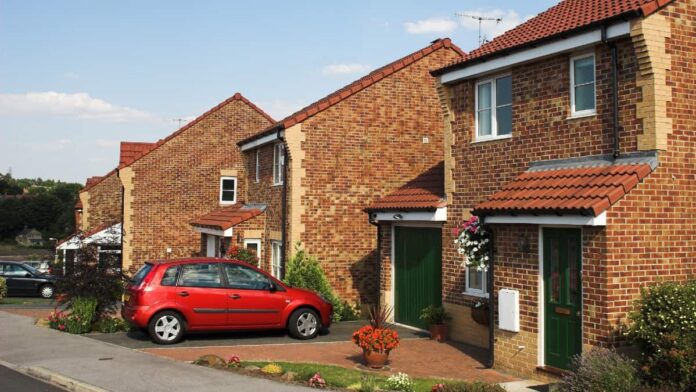 Down 75% with a P/E of just 5 – is this UK stock now a screaming buy?