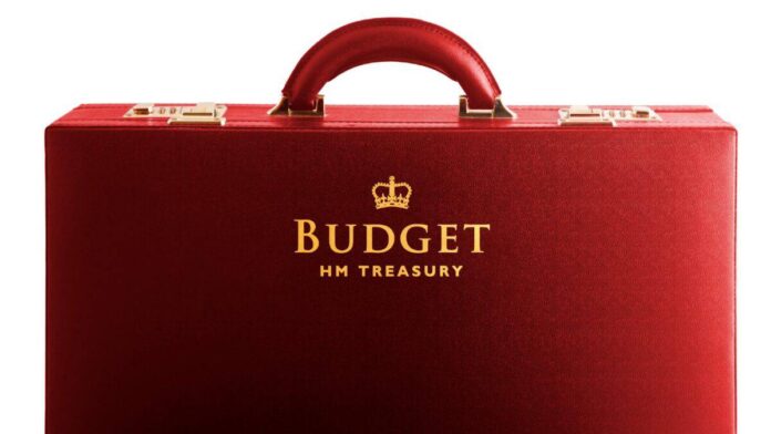 1 FTSE 100 stock to consider and 1 I’m avoiding heading into the Budget