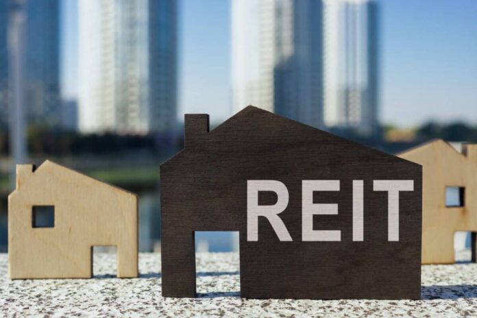 £100 a month could build £7,660 a year in passive income with this 7% REIT